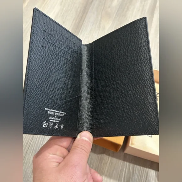 Louis Vuitton Passport Cover - Picture 6 of 8